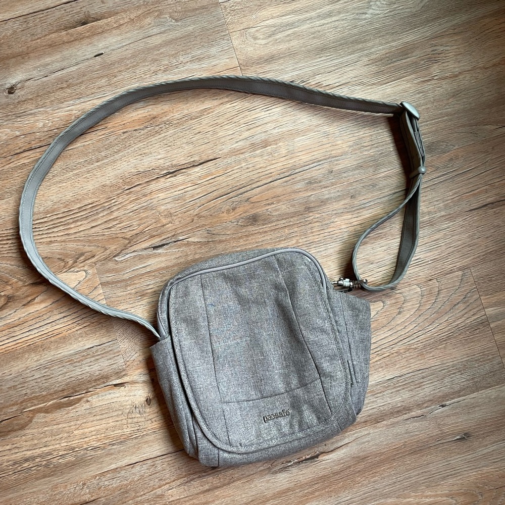 Pacsafe Metrosafe 200 crossbody bag